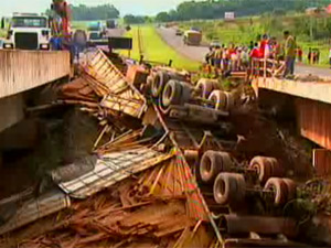 Caminhão cai de ponte e motorista morre no Paraná