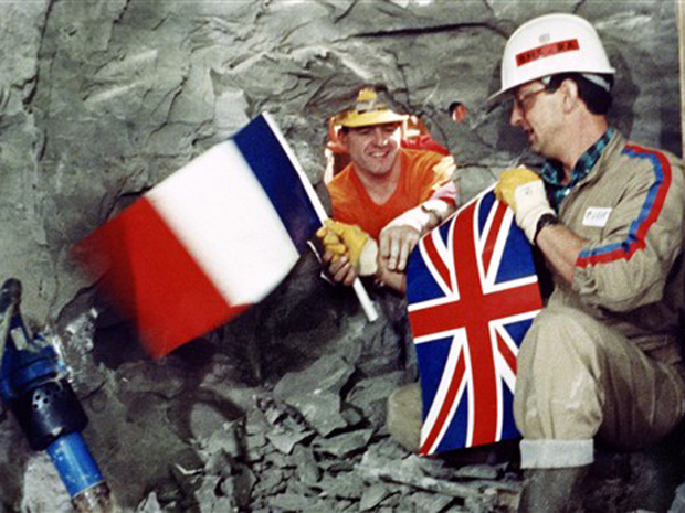 O aperto de mão dos operários francês e britânico, Philippe Cozette e Graham Robert Fagg.