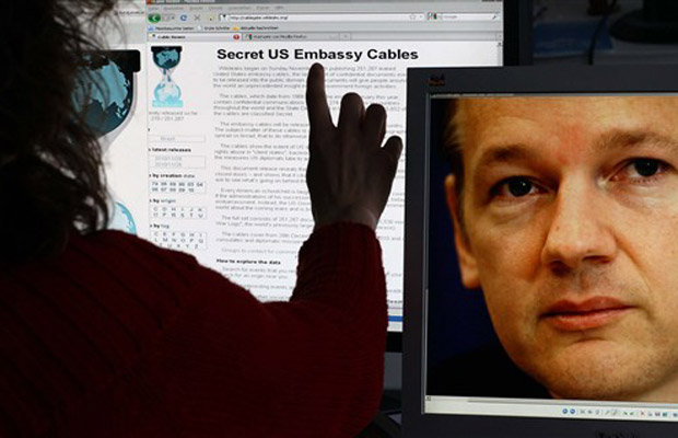 Mulher acessa a página inicial do site com os vazamentos do WikiLeaks nesta terça-feira (30) na cidade alemã de Schwerin.