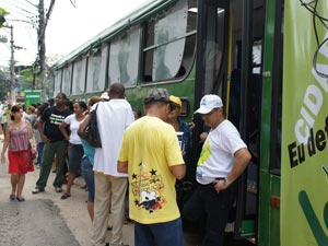 Moradores fazem fila para atendimento em Ônibus da Cidadania