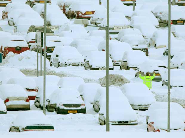 Neve cobre carros no estacionamentos do aeroporto londrino