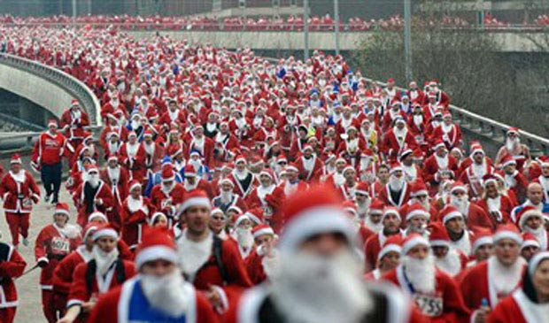 Milhares de pessoas vestidas de Papai Noel participam de corrida em Liverpool, na Inglaterra, neste domingo (5)