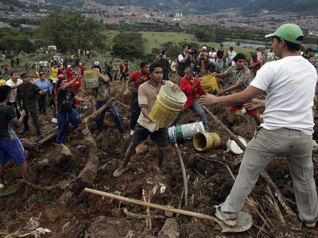 Socorristas contam com ajuda de moradores voluntários, soldados do Exército, policiais, bombeiros e equipes da Defesa Civil e da Cruz Vermelha colombiana.