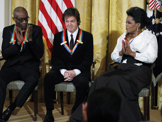 Bill T. Jones, Paul McCartney e Oprah Winfrey receberam neste domingo (5) os prêmios anuais do Kennedy Center, em Whashington. Condecoração é dada a artistas que "passaram suas vidas enriquecendo, inspirando e elevando a cultura".