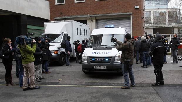 Jornalistas esperam a chegada de Julian Assange a tribunal em Londres nesta terça-feira (7).
