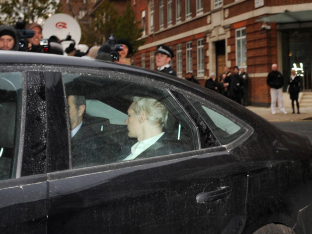 O fundador do WikiLeaks, Julian Assange, chega ao tribunal nesta terça-feira (7) em Londres.