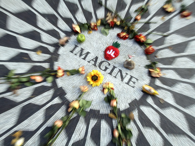 Fãs deixam flores em homenagem a John Lennon, no Central Park em Nova York, na véspera dos 30 anos de aniversário do assassinato do ex-beatle