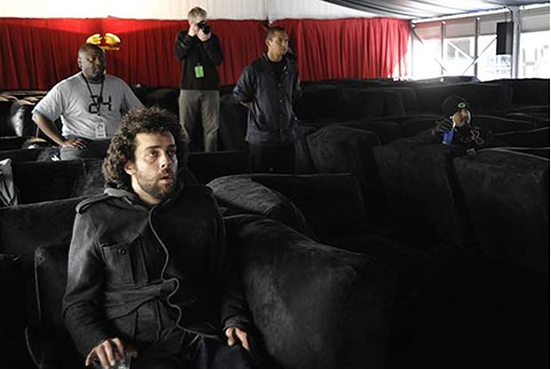 Kevin Coon (em primeiro plano, à esquerda), Farris Hodo (ao fundo) e Victor Lopez (à direita) assistem à série '24 Horas'.