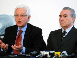 O presidente do PMDB, Michel Temer, ao lado do presidente do Instituto Ulysses Guimarães, Moreira Franco