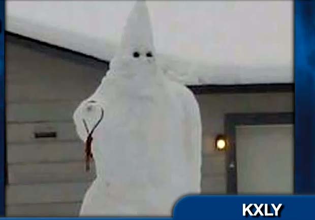 Boneco de neve da Ku Klux Klan provocou polêmica em Idaho.