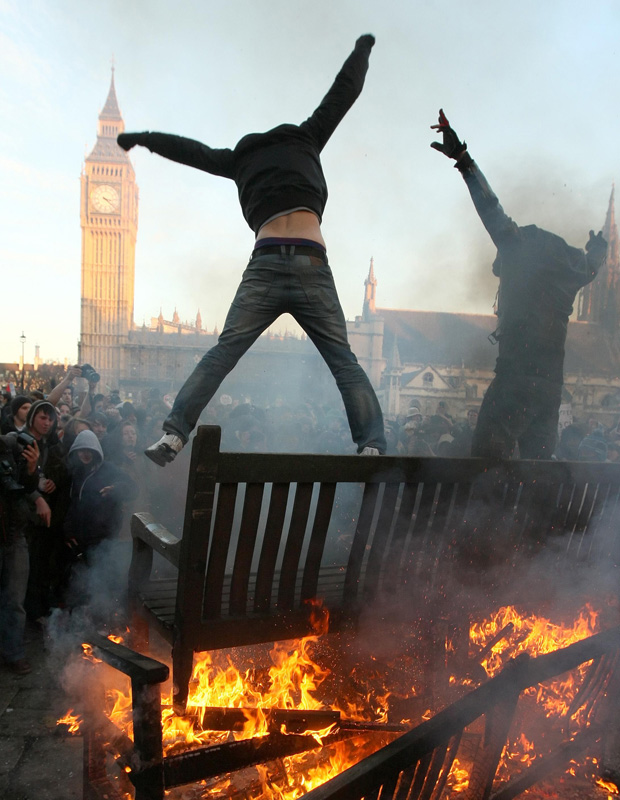 Com o Big Ben ao fundo, estudantes protestam em Londres nesta quinta-feira (9).