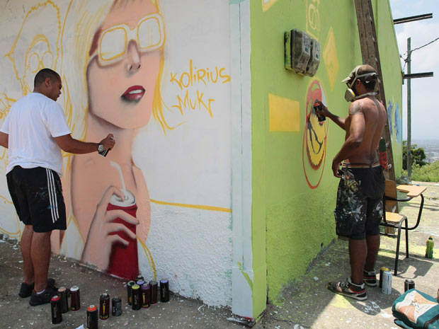 A ONG Central única de Favelas (Cufa) promove dia de grafite nas paredes de casas do Conjunto de Favelas do Alemão, na Penha, Zona Norte do Rio, nesta sexta-feira (10). 