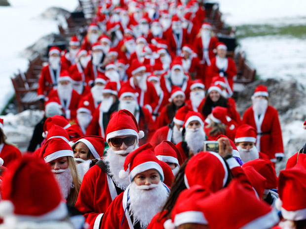 Escoceses fantasiados de Papai Noel disputam corrida de rua em Edimburgo