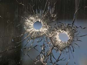 Tiros de confronto no México deixaram marcas em vidraça 