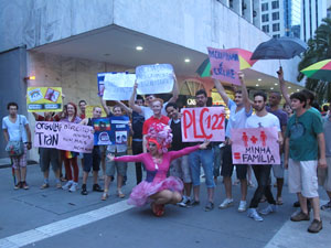 Participantes de grupo anti-homofobia se reuniram neste domingo (12) para protestar contra agressões. 