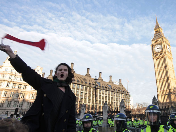 Charlie Gilmour, filho do guitarrista do Pink Floyd, David Gilmour, participa de manifestação estudantil em Londres no dia 9 de dezembro.