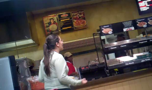 Garota foi filmada xingando funcionários de restaurante.