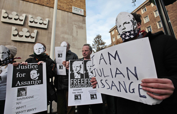 Manifestantes pró-Assange protestam nesta segunda-feira (13) 
em frente à Embaixada da Suécia no Reino Unido, em Londres.