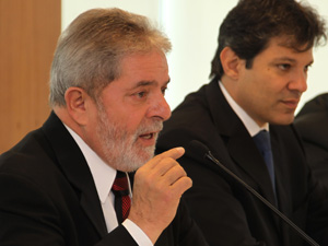 O presidente Lula e o ministro da Educação, Fernando Haddad, durante solenidade de encaminhamento ao Congresso Nacional do Plano Nacional de Educação 2011/2020