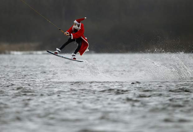 Homem vestido como Papai Noel pratica wakeboard em Hamburgo, na Alemanha, no dia 5 de dezembro.