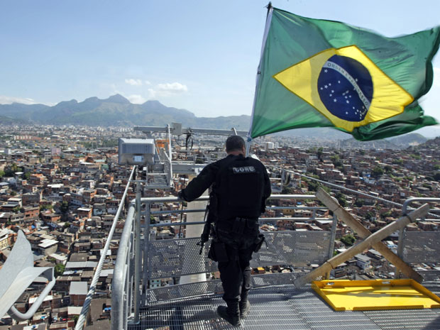 Bandeira do Brasil é hasteada no alto do Complexo do Alemão, no Rio de Janeiro, em 28 de novembro, após ofensiva policial e militar