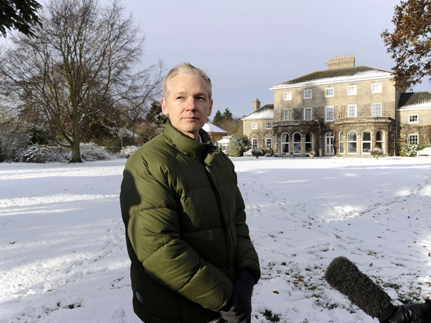 O fundador do WikiLeaks, Julian Assange, dá entrevista nesta sexta-feira (17) em Suffolk, em frente à casa em que está hospedado.