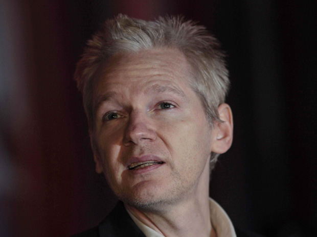 O fundador do WikiLeaks, Julian Assange, dá entrevista nesta quinta-feira (16) após ser libertado em Londres.