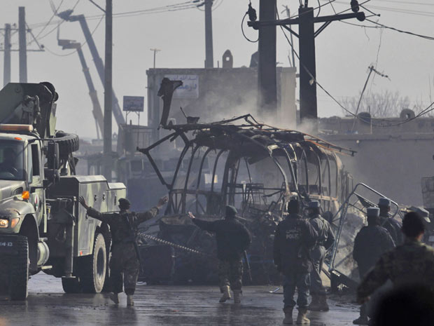 Destroços de ônibus atacado por militantes são retirados de pista no subúrbio de Cabul