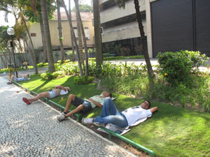 Pais, mães e namorados deitaram no gramado enquanto esperavam pelo fim da prova da UFF