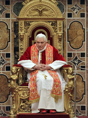 Bento XVI durante cerimônia no Vaticano, nesta segunda