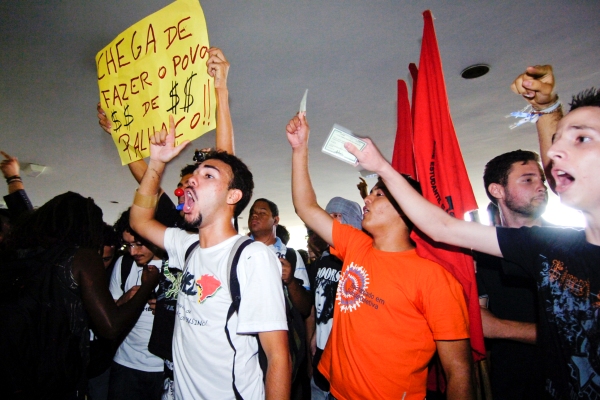 Estudantes realizaram nesta terça-feira (21) manifestação na porta do Congresso, contra o aumento salarial de parlamentares. O plenário da Câmara dos Deputados aprovou na quarta-feira (15) um projeto que eleva para R$ 26,7 mil o salário dos parlamentares