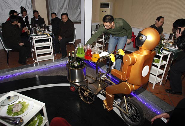 Restaurante em Jinan colocou um robô como garçom.