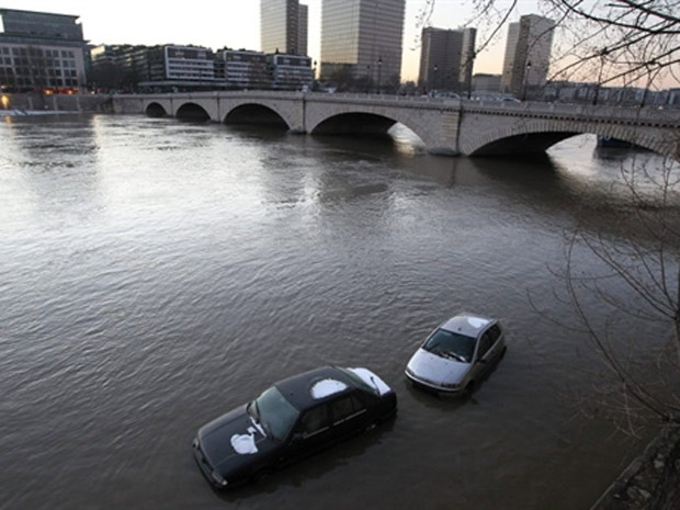 Carros em margem alagada do rio Sena, em Paris, próximos à ponte Tolbiac; ruas ao longo do rio estão fechadas desde ontem, quando o nível da água subiu mais de três metros