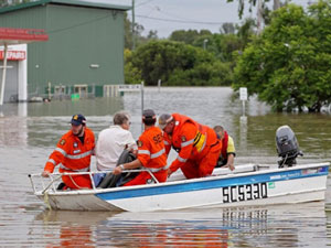 Homem é resgatado por barco em Chinchilla, Queensland.