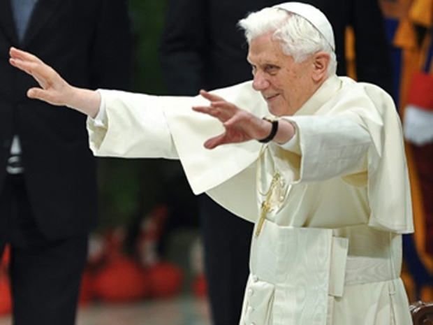 O papa Bento XVI abençoa fiéis durante sua audiência semanal desta quarta-feira (29) no Vaticano.