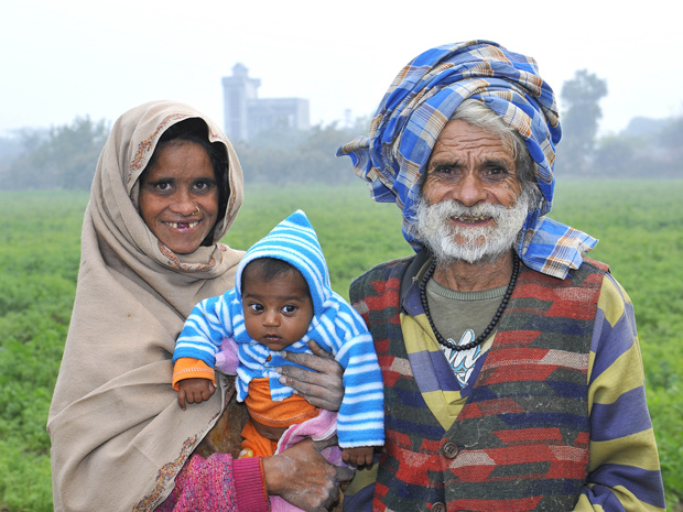 Ele vive com Shakuntala Devi, de 51 anos. Ela deu o bebê à luz em um hospital local da cidade, a 70 km ao norde de Nova Délhi. A criança nasceu em bom estado, segundo os médicos. O pai disse estar confiante em que vai viver o bastante para ver o menino crescer. Ele afirma ter mais de 100 anos, mas seus documentos previdenciários lhe dão 94.  