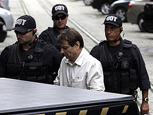Cesare Battisti saindo do prédio da Justiça Federal, no Rio de Janeiro, em 10 de dezembro