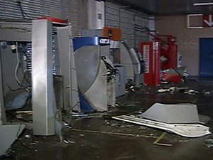 Explosão de caixas eletrônicos em Pernambuco (Foto: Reprodução/TV Globo)