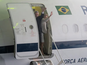 Lula se despede na Base Aérea de Brasília