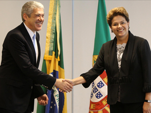 Dilma Rousseff cumprimenta o primeiro-ministro de Portugal, José Sócrates