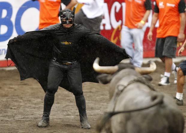Homem vestido com fantasia de 'Batman' particia de festival de touradas.