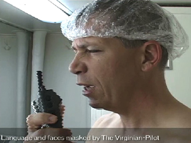 Imagem de um dos vídeos divulgados pelo jornal Virginian-Pilot mostra o ex-comandante da Marinha falando ao rádio durante o banho