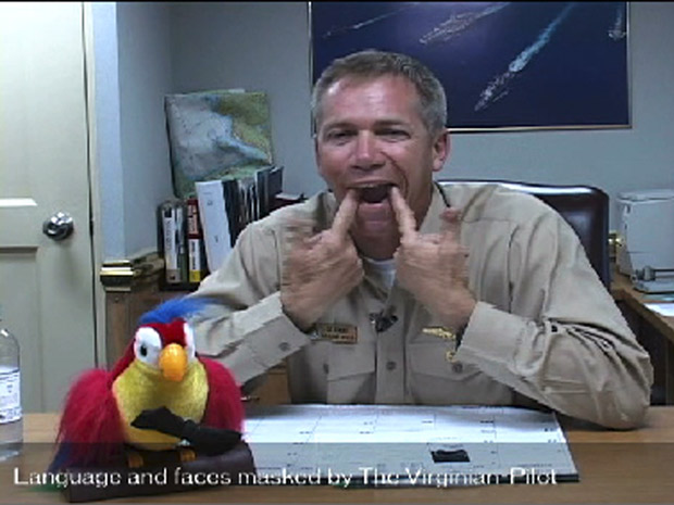 Trechos de um dos vídeos estrelados pela capitão Owen Honors divulgados no circuito interno de TV do porta-aviões nuclear USS Enterprise