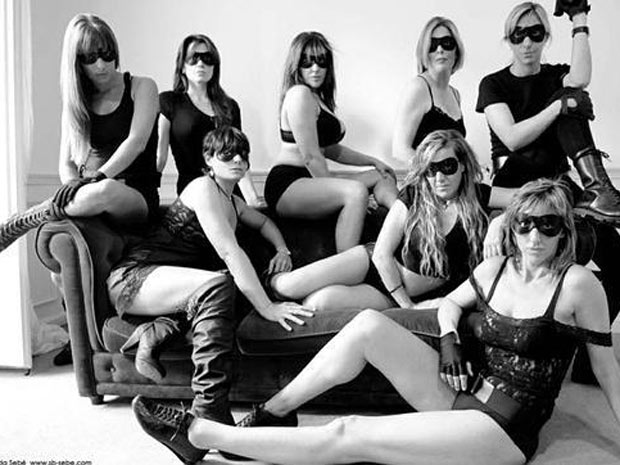 As oito policiais catalãs posaram para as fotos em poses sensuais