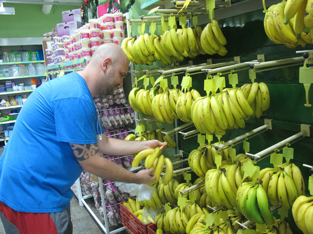 Mauro Dunder substituiu marcas, cortou supérfluos e passou a pesquisar frutas da estação para economizar na compra do supermercado