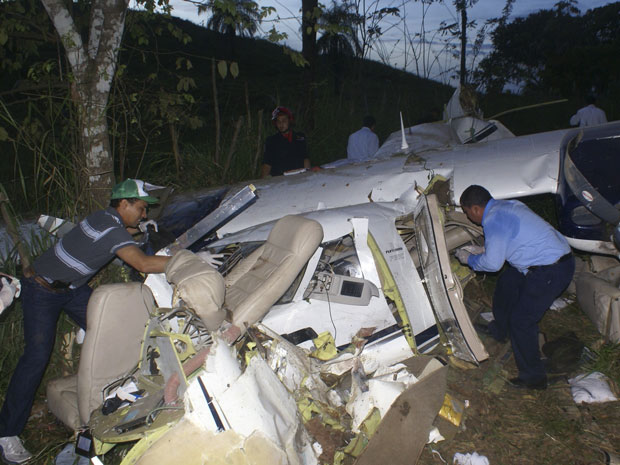 Menina de 13 anos sobreviveu à queda de avião bimotor em região rural da Venezuela; cinco ocupantes morreram.