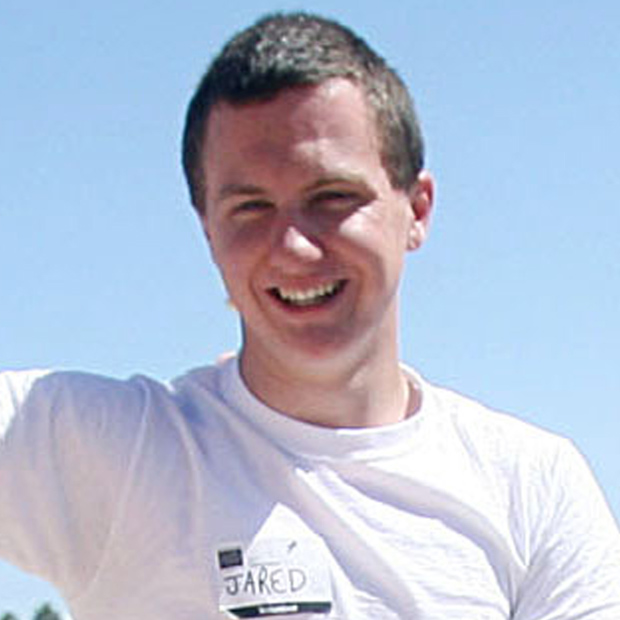 Homem identificado como o suspeito Jared L. Loughner em foto de março de 2010 em feira de livros em Tucson, no Arizona.