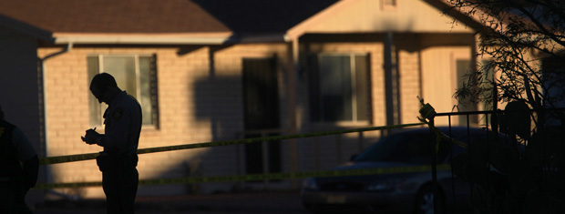 Policial em frente à casa do suspeito neste domingo (9) em Tucson, no Arizona.