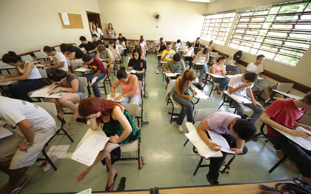 Candidatos fazem prova da Fuvest em sala da Faculdade de Educação da USP (Foto: Mateus Mondini/G1)