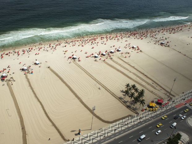As trilhas foram criadas por toda orla de Copacabana e do Leme. A ideia agradou os cariocas e turistas que aproveitaram esta segunda-feira de sol e calor na cidade.